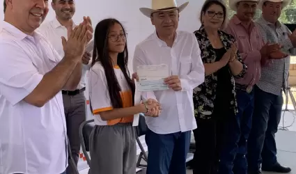 Gobernador entrega tablets y becas en Bavispe