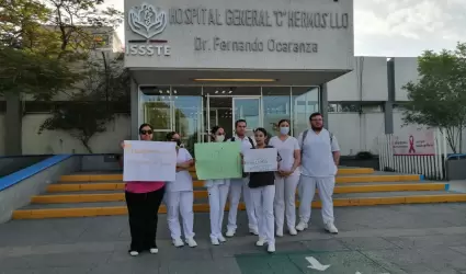 Enfermeros se manifiestan frente al Hospital del ISSSTE