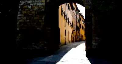 Antigua calle que conduce a aldea en Italia
