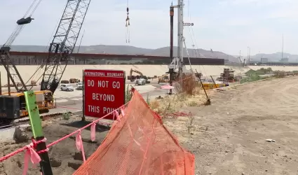 Construcción de muro fronterizo en canalización del Río Tijuana