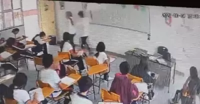 Momento en que estudiante apuala a maestra en escuela de Coahuila