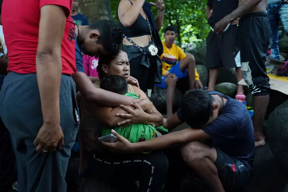 Una mujer abraza a su hijo en un campamento de migrantes improvisado en la ciudad de Tapachula, en el estado de Chiapas.