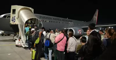 Regresan de Israel 140 mexicanos en primer vuelo de FAM