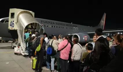 Regresan de Israel 140 mexicanos en primer vuelo de FAM