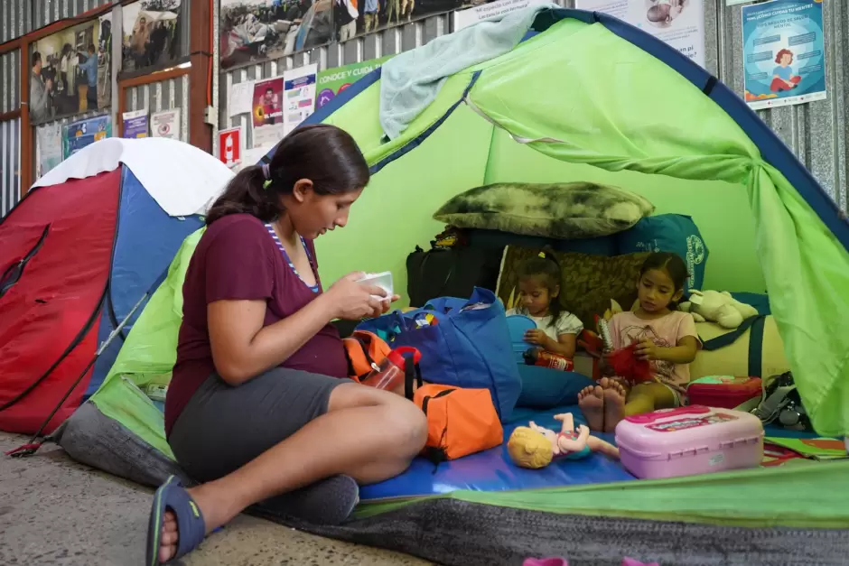 Daniela y sus dos hijas se encuentran en su tienda de campaa en el albergue Movimiento Juventud 2000, en Tijuana, das antes de su parto.