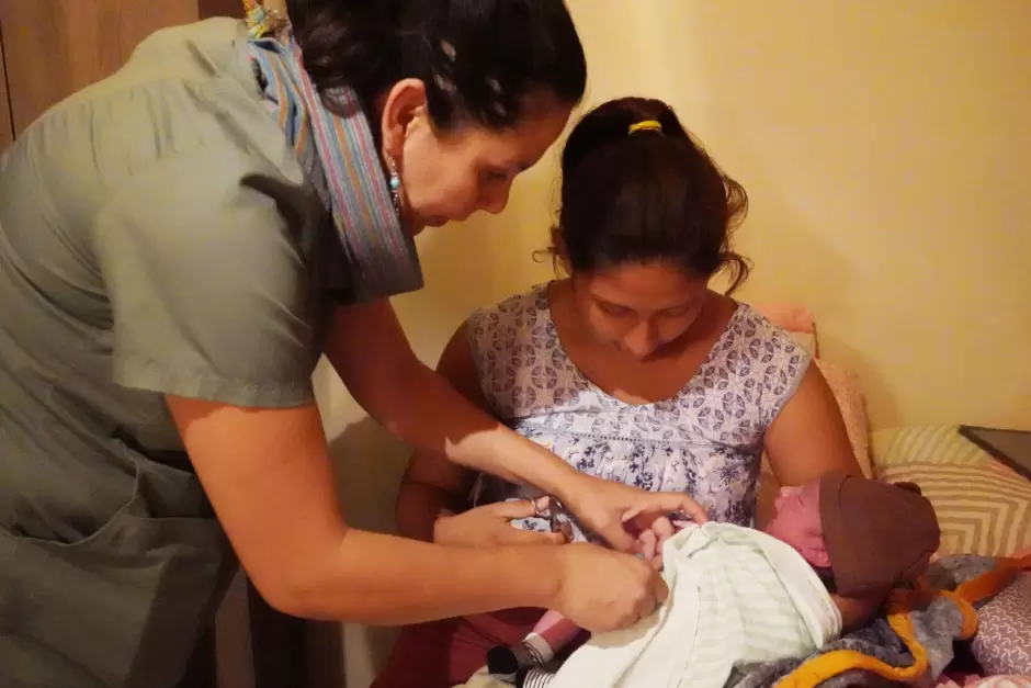 Daniela, migrante salvadorea, acaba de dar a luz a Miln, su tercer hijo en Tijuana, asistida por la partera Ximena Rojas.