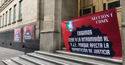 Trabajadores del Poder Judicial de la Federacin colocan mantas en la SCJN