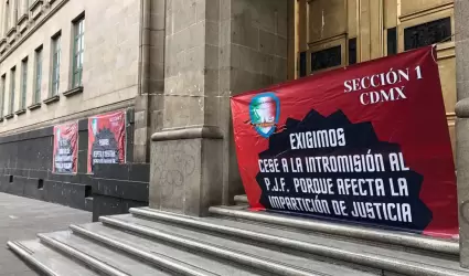 Trabajadores del Poder Judicial de la Federacin colocan mantas en la SCJN