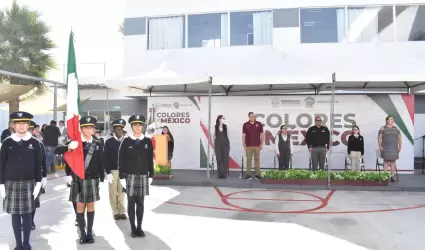 Realizan honores a la bandera en la primaria de Colegio Firenze