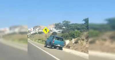 Vecinos denuncian abandono de veh�culo en carretera esc�nica Rosarito-Playas