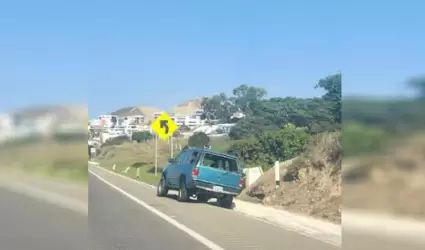 Vecinos denuncian abandono de veh�culo en carretera esc�nica Rosarito-Playas