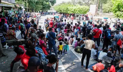 Haitianos hacen filas para poder iniciar el trámite de la visa humanitaria en Ta
