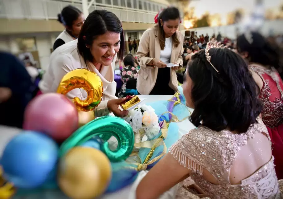 Festejan XV a�os a 10 adolescentes del albergue temporal de Mexicali