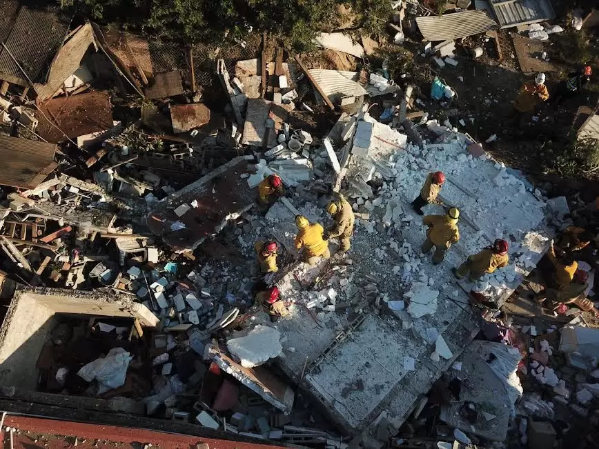 Se registra explosin en Cumbres; colapsa casa y fallece al menos una persona