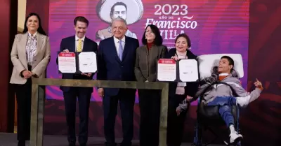 Presidente Lpez Obrador firma como testigo de honor