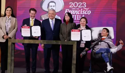 Presidente López Obrador firma como testigo de honor
