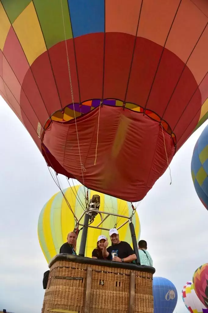 Antonio Astiazar�n y su esposa pasean en globo