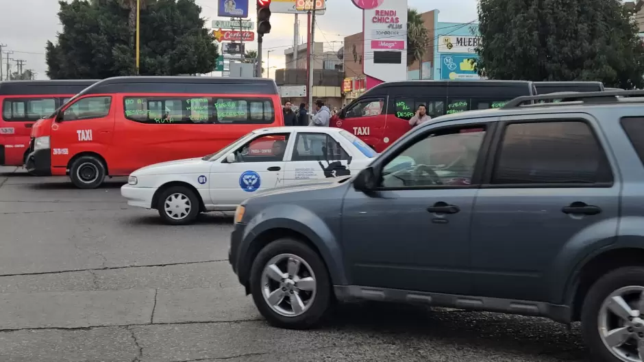 Taxistas se manifiestan en bulevar Daz Ordaz