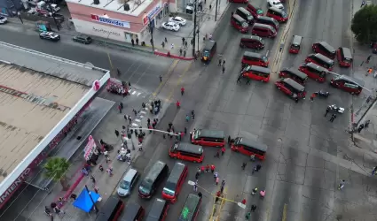 Taxistas se manifiestan en bulevar Daz Ordaz