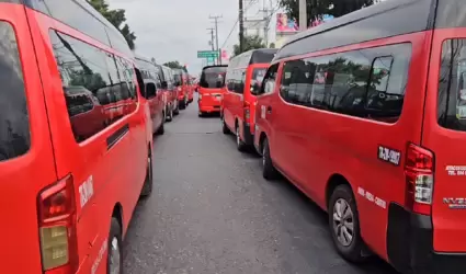 Llega equipo antimotines a bloqueo de taxistas rojo y negro