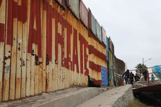 Activistas se encadenan al muro fronterizo