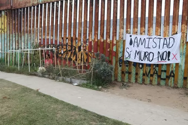 Activistas se encadenan al muro fronterizo