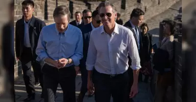 El gobernador Gavin Newsom en su visita a la Gran Muralla China.