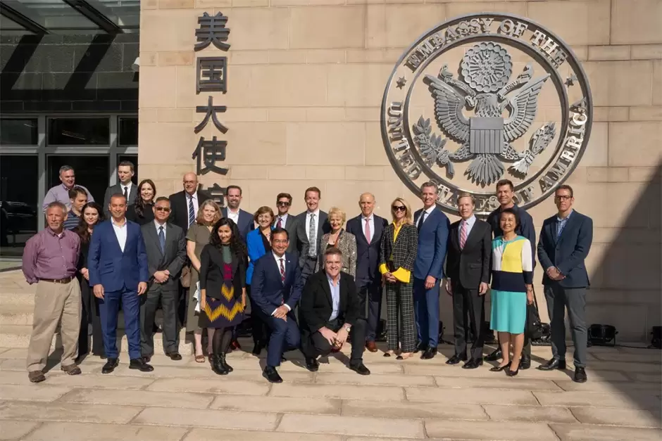 En China, una bienvenida californiana en la embajada de Estados Unidos