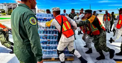 Militares trasladan vveres para damnificados de Acapulco
