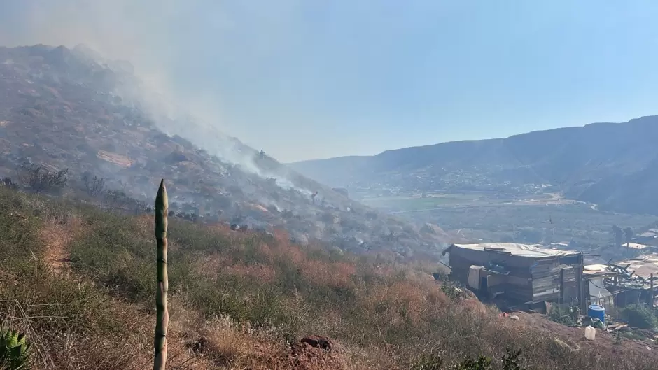 Bomberos trabajan en dos incendios activos en Rosarito