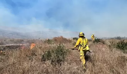 Bomberos trabajan en dos incendios activos en Rosarito