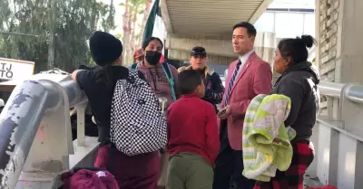 Brindan informaci�n a solicitantes de asilo en garita de San Ysidro