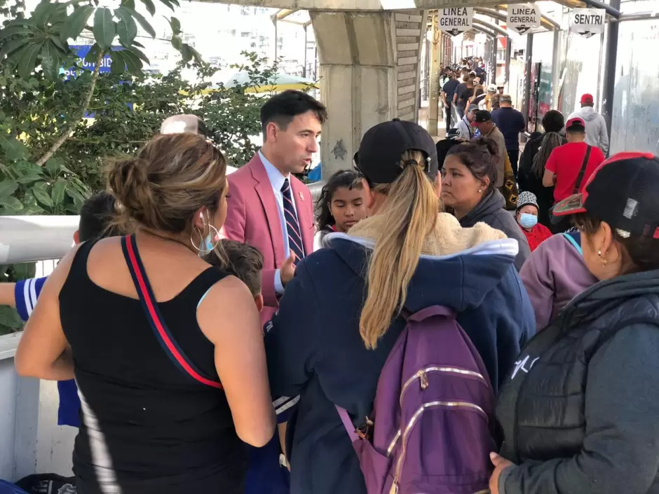 Brindan informaci�n a solicitantes de asilo en garita de San Ysidro