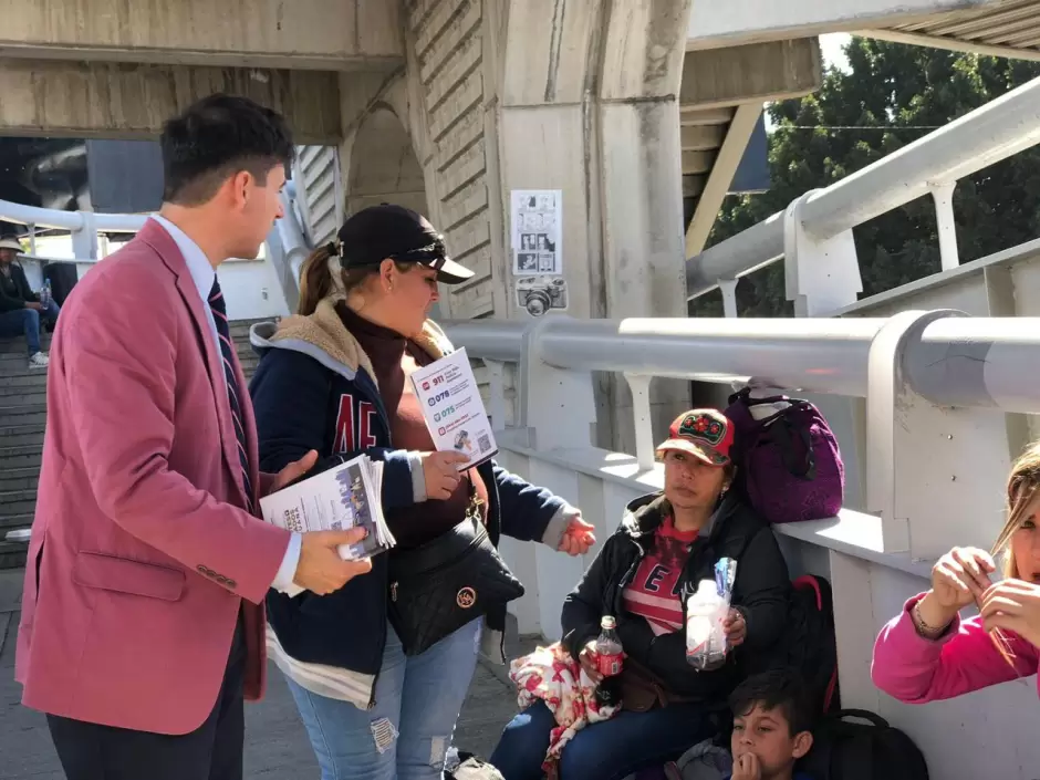 Brindan informaci�n a solicitantes de asilo en garita de San Ysidro