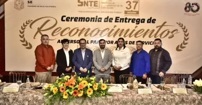 Entregan est�mulos a personal de apoyo y asistencia a la educaci�n por 10, 15, 2