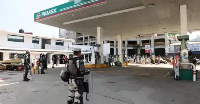 Guardias nacionales vigilan una gasolinera en Acapulco