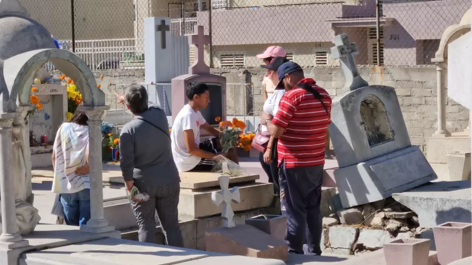 Familias visitaron cementerios de Tijuana