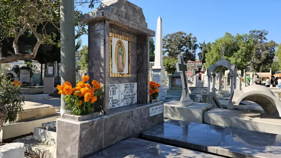 Familias visitaron cementerios de Tijuana