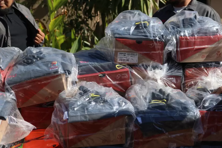 Entrega Araceli Brown 60 uniformes al personal de la Direcci�n de Servicios Urbanos