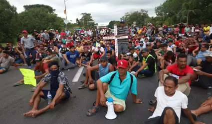Migrantes de la caravana que partió de Tapachula bloquearon los accesos al Centr