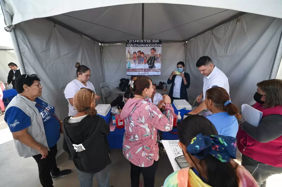 Brigada de salud y servicios en Mexicali