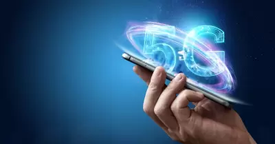 mano masculina sosteniendo un tel�fono con un holograma 5G
