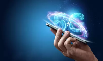 mano masculina sosteniendo un telfono con un holograma 5G