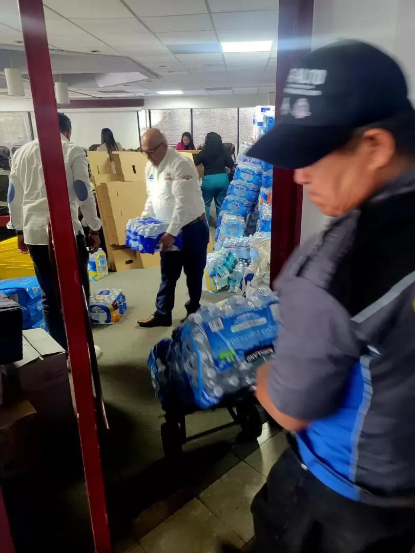 Env�an tr�iler con v�veres a damnificaos en Guerrero por el hurac�n Otis