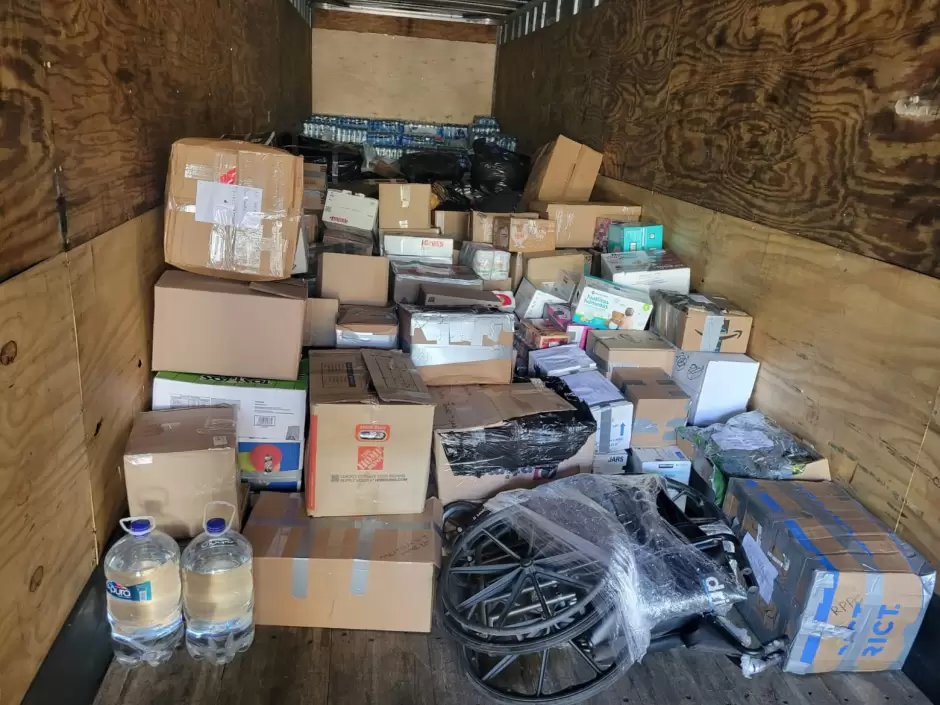 Env�an tr�iler con v�veres a damnificaos en Guerrero por el hurac�n Otis