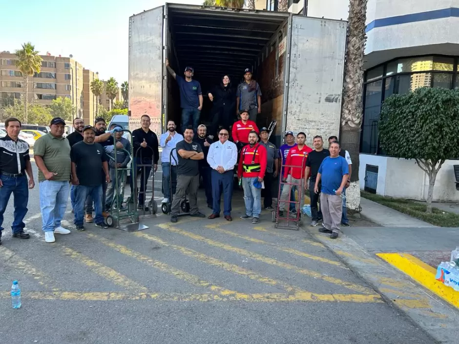 Env�an tr�iler con v�veres a damnificaos en Guerrero por el hurac�n Otis