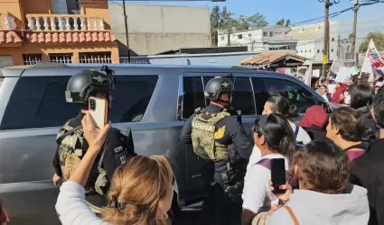 Personas buscaron ser atendidas por AMLO en Tijuana