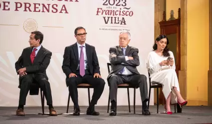 Funcionarios asistentes a conferencia de López Obrador, entre ellos Manuel Bartl
