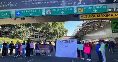 Mujeres con cncer bloquearon terminal 1 del AICM
