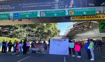 Mujeres con cncer bloquearon terminal 1 del AICM